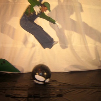 Luigi jump over bomba